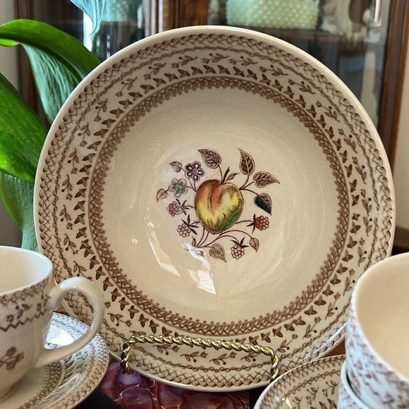 VTG 10 Piece Johnson Bros Fruit Sampler Serving Bowl Set, Creamer, Cups + Saucer - Picture 4 of 8